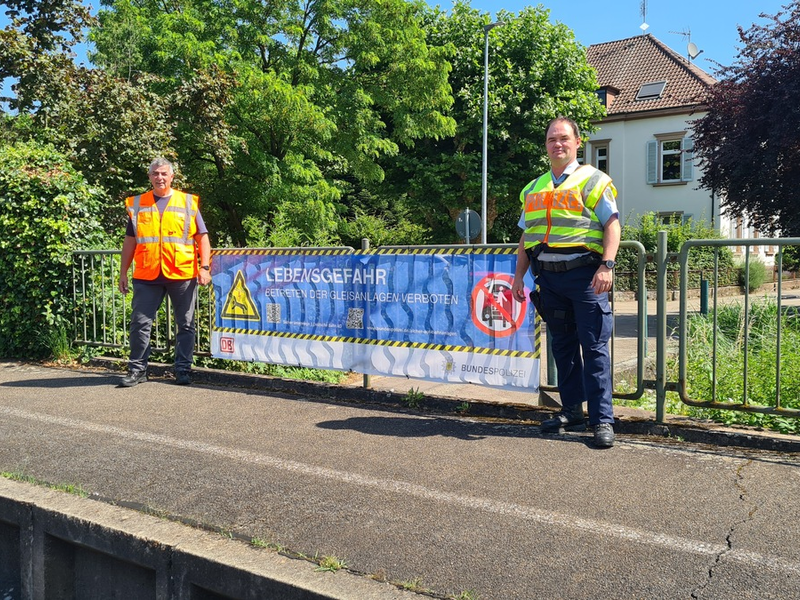 BPOLI-OG: Bahn und Bundespolizei bringen Warnbanner im Bahnhof Gengenbach an - Foto: presseportal.de