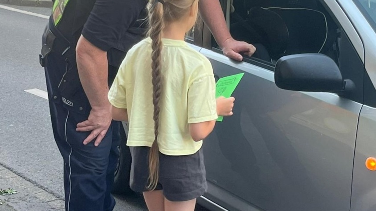 POL-MG: Landesweite Aktionswoche: Erfolgreiche Dank- und Denkzettelaktion zur Schulwegsicherheit - Foto: presseportal.de