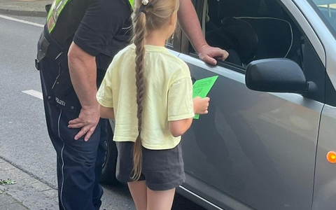 POL-MG: Landesweite Aktionswoche: Erfolgreiche Dank- und Denkzettelaktion zur Schulwegsicherheit - Foto: presseportal.de POL-MG: Landesweite Aktionswoche: Erfolgreiche Dank- und Denkzettelaktion zur Schulwegsicherheit - Foto: presseportal.de