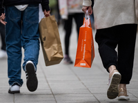 Die gestiegenen Preise sorgen dafür, dass viele Konsumenten sparen und weniger einkaufen. - Foto: Monika Skolimowska/dpa