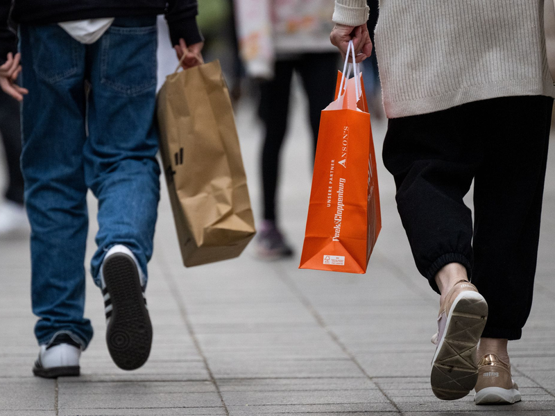 Viele Menschen in Deutschland sparen wegen der gestiegenen Preise bei Mode. - Foto: Monika Skolimowska/dpa