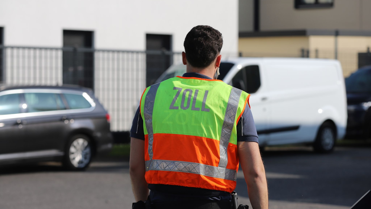 Ein Zöllner bei der Überprüfung einer Baustelle - immer wieder macht der Zoll Schwarzarbeiter ausfindig. - Foto: Sascha Thelen/dpa