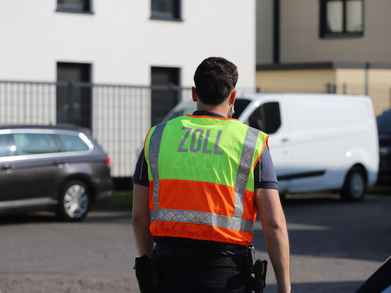 Ein Zöllner bei der Überprüfung einer Baustelle - immer wieder macht der Zoll Schwarzarbeiter ausfindig. - Foto: Sascha Thelen/dpa
