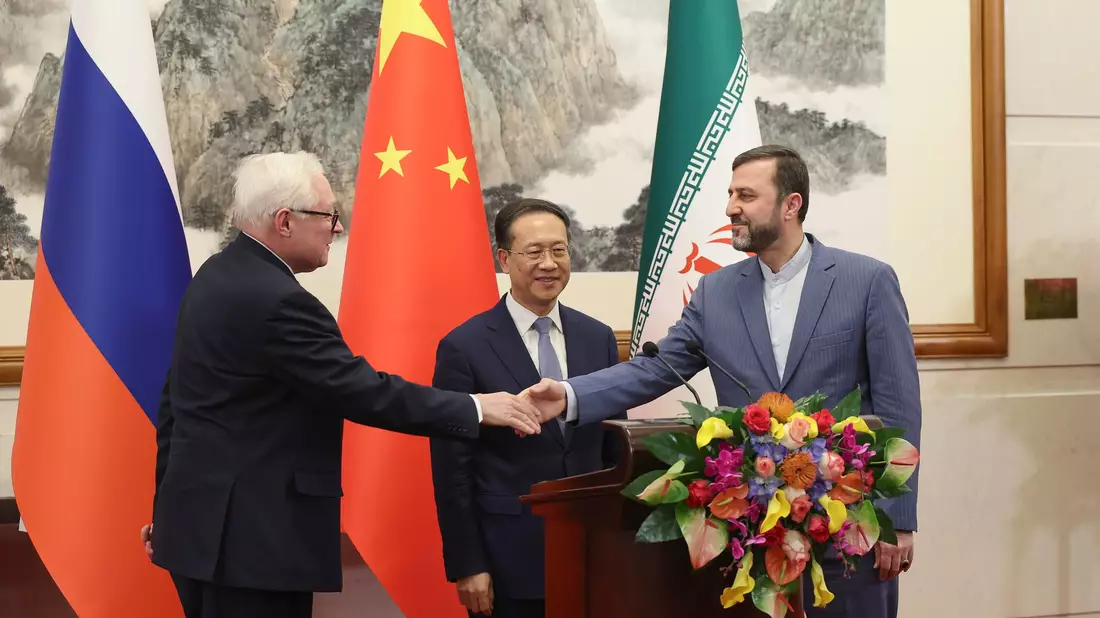 Russlands Vizeaußenminister Rjabkow gibt bei einem Treffen dem iranischen Vizeaußenminister Kazem Gharibabadi die Hand. (im Hintergrund Chinas Vizeaußenminister Ma Zhaoxu - Archivbild) - Bild: Lintao Zhang/Pool Getty/AP/dpa