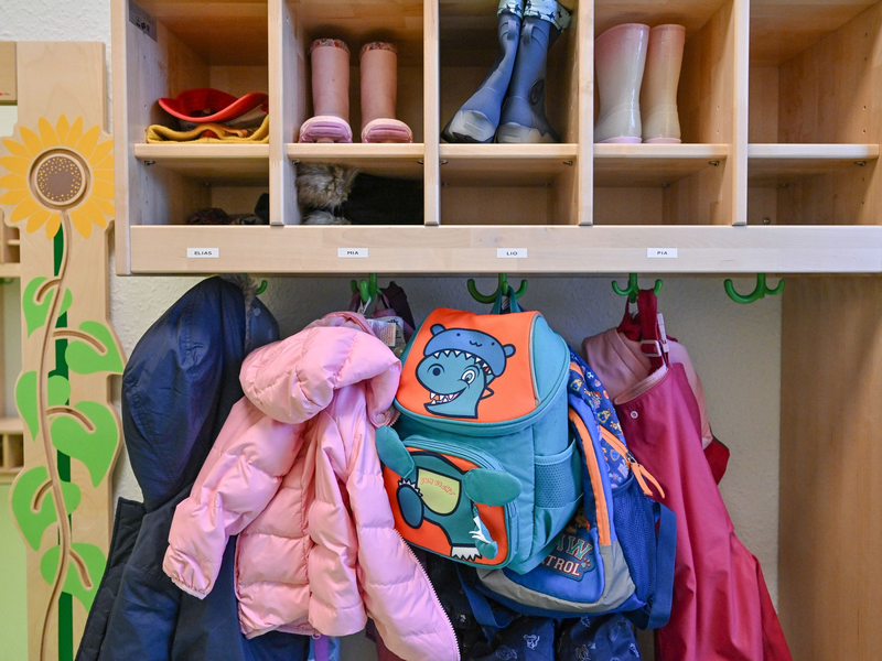 Im Osten Schließungen, im Westen Platzmangel - die Kita-Krise hat verschiedene Facetten. - Foto: Patrick Pleul/dpa