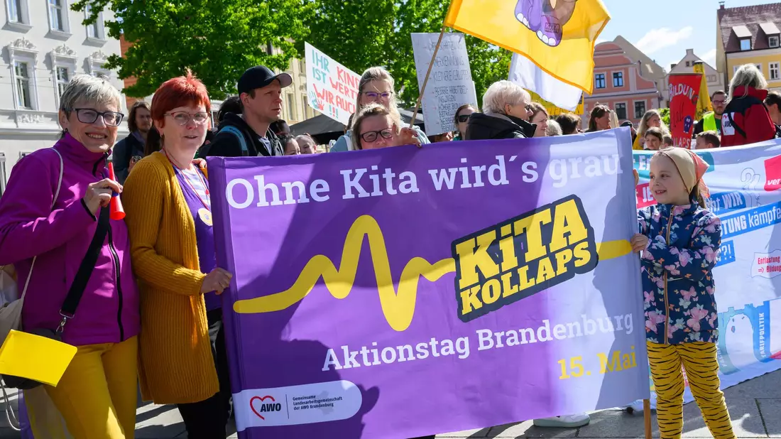 Im brandenburgischen Cottbus demonstrieren Erzieherinnen und Erzieher bei einem Aktionstag im Mai gegen einen drohenden «Kita-Kollaps». - Bild: Patrick Pleul/dpa