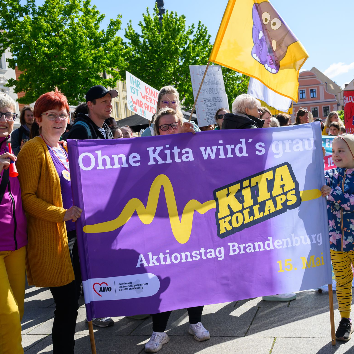 Im brandenburgischen Cottbus demonstrieren Erzieherinnen und Erzieher bei einem Aktionstag im Mai gegen einen drohenden «Kita-Kollaps». - Foto: Patrick Pleul/dpa