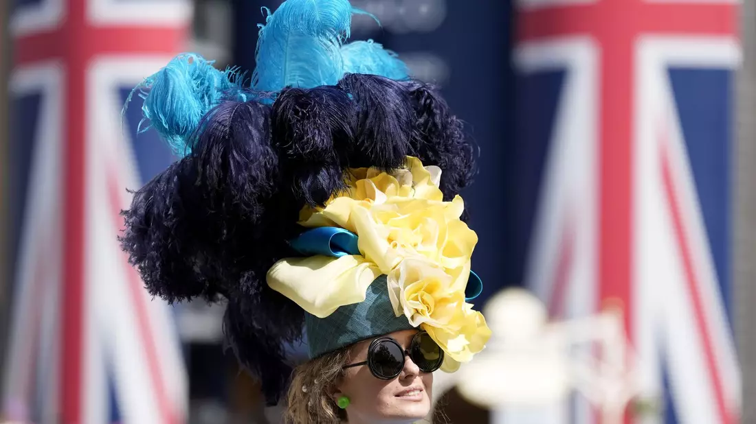 Hüte sieht man in vielen Farben und Formen. - Bild: Andrew Matthews/PA Wire/dpa