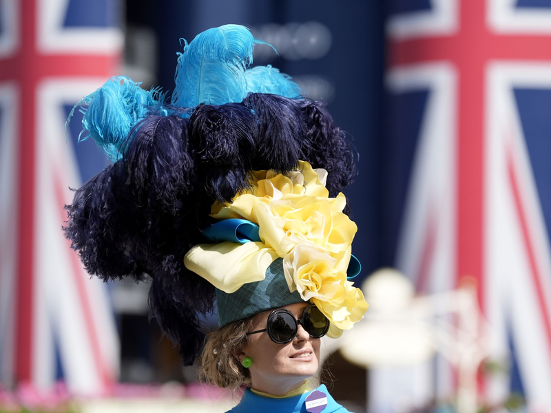 Hüte sieht man in vielen Farben und Formen. - Foto: Andrew Matthews/PA Wire/dpa
