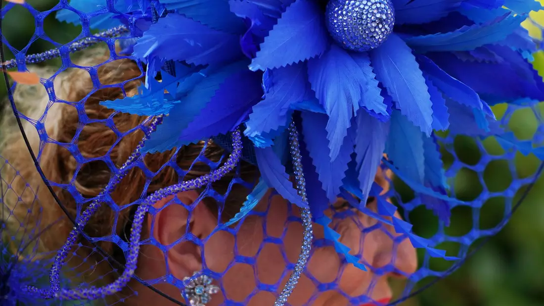 Viele kommen mit extravaganten Hüten. - Bild: Alberto Pezzali/AP/dpa