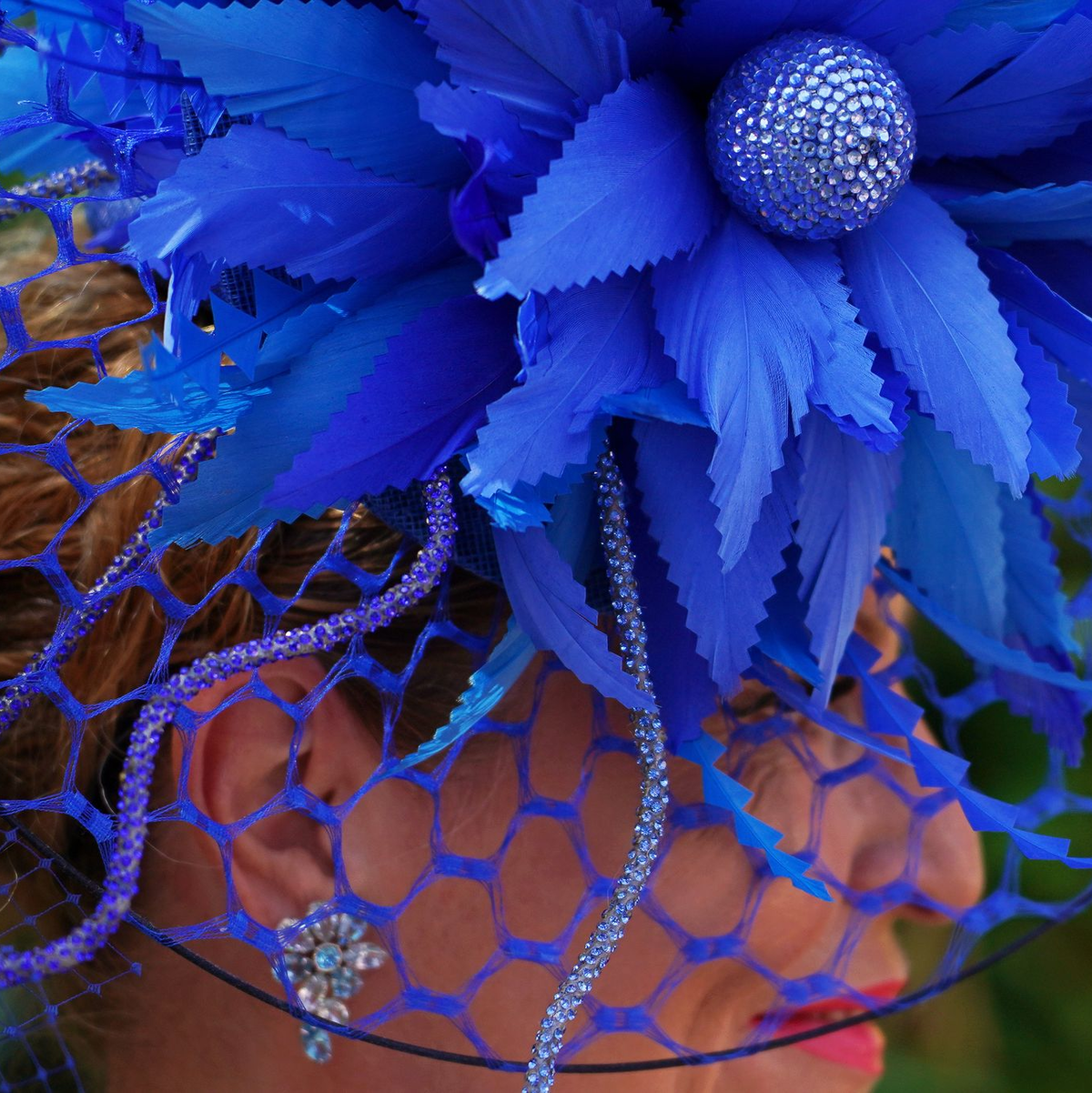 Viele kommen mit extravaganten Hüten. - Foto: Alberto Pezzali/AP/dpa