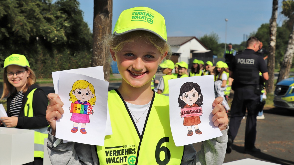 POL-HX: Denkzettel oder Dankzettel? Kinder überreichen Botschaften an (zu) schnelle Autofahrer - Foto: presseportal.de