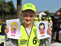 POL-HX: Denkzettel oder Dankzettel? Kinder überreichen Botschaften an (zu) schnelle Autofahrer - Foto: presseportal.de