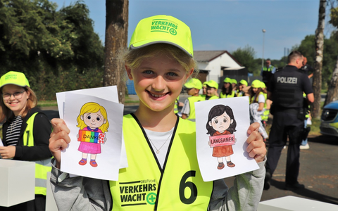 POL-HX: Denkzettel oder Dankzettel? Kinder überreichen Botschaften an (zu) schnelle Autofahrer - Foto: presseportal.de