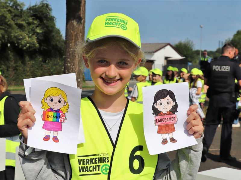 POL-HX: Denkzettel oder Dankzettel? Kinder überreichen Botschaften an (zu) schnelle Autofahrer - Foto: presseportal.de