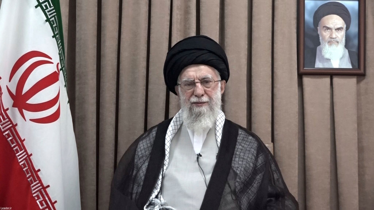 Der iranische Revolutionsführer Ali Chamenei hat in einer Ansprache die Forderung nach einer Kapitulation zurückgewiesen. - Foto: -/Office of the Iranian Supreme Leader via AP/dpa
