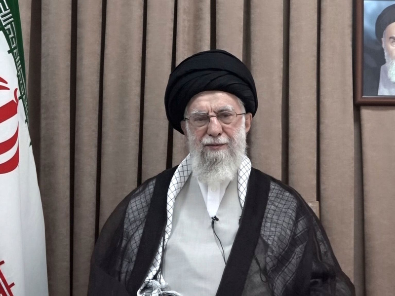 Der iranische Revolutionsführer Ali Chamenei hat in einer Ansprache die Forderung nach einer Kapitulation zurückgewiesen. - Foto: -/Office of the Iranian Supreme Leader via AP/dpa