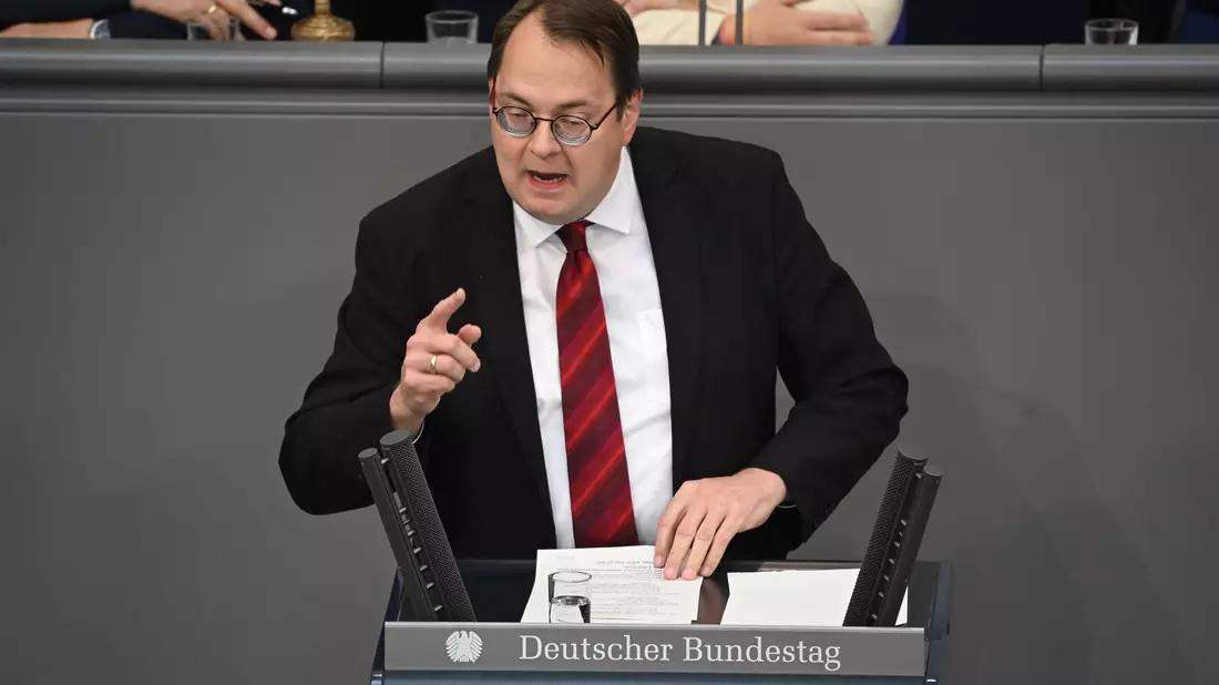Linken-Fraktionschef Sören Pellmann stößt sich am Inhalt der Kanzler-Worte. (Archivbild) - Bild: Katharina Kausche/dpa