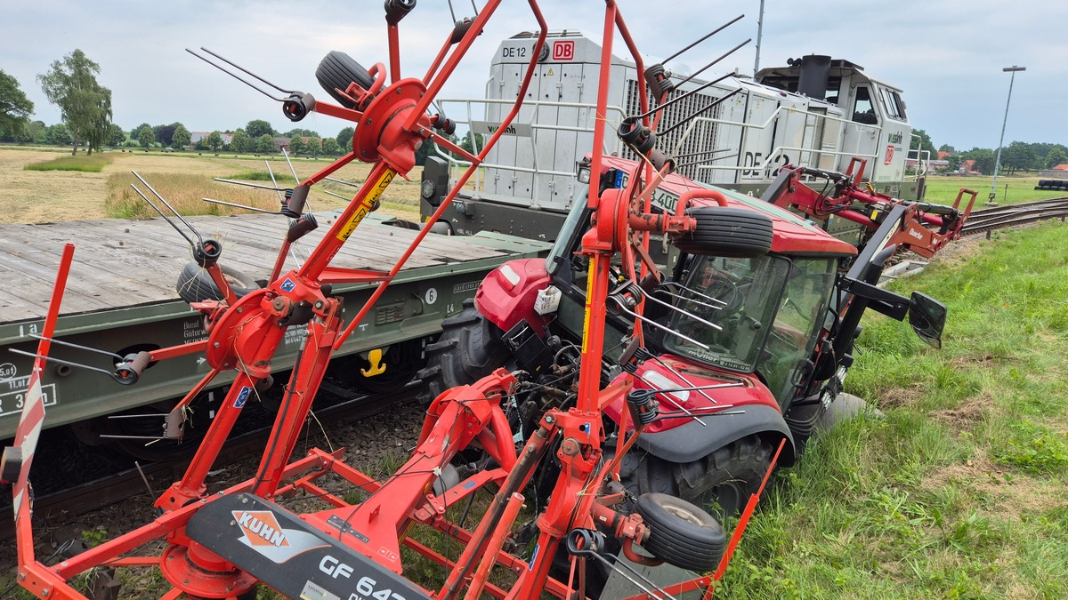 FW Südheide: Schwerer Unfall an Bahnübergang - Zug kollidiert in Beckedorf mit Trecker - Foto: presseportal.de