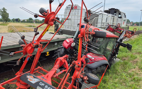 FW Südheide: Schwerer Unfall an Bahnübergang - Zug kollidiert in Beckedorf mit Trecker - Foto: presseportal.de