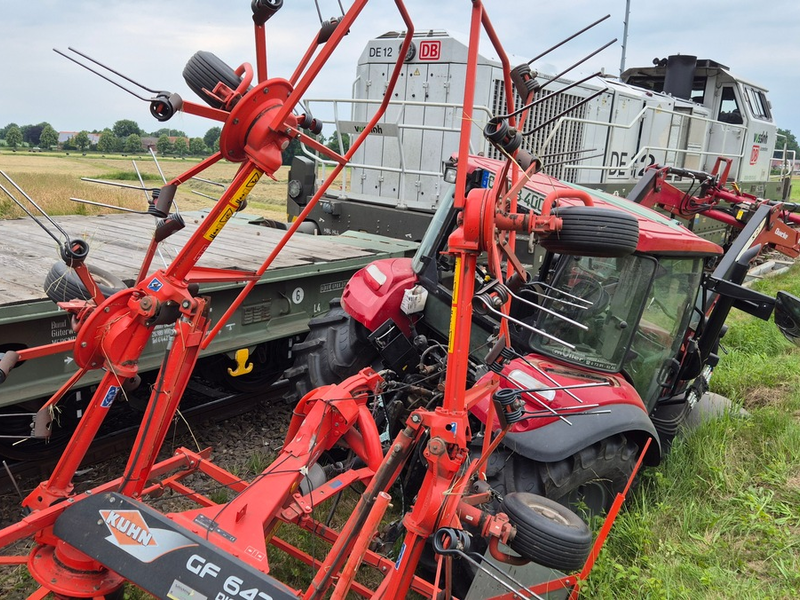 FW Südheide: Schwerer Unfall an Bahnübergang - Zug kollidiert in Beckedorf mit Trecker - Foto: presseportal.de