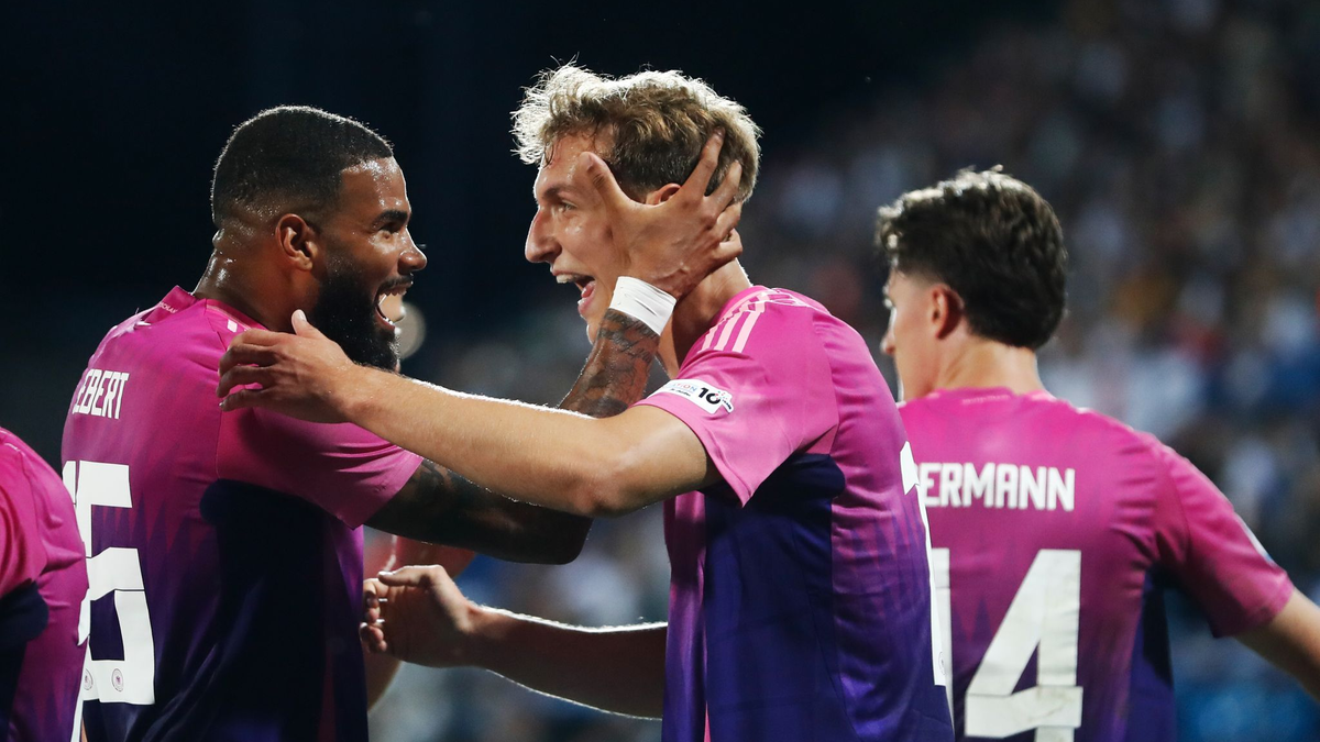 Zwischenzeitlich fiel ein Flutlicht aus. - Foto: Branislav Racko/dpa