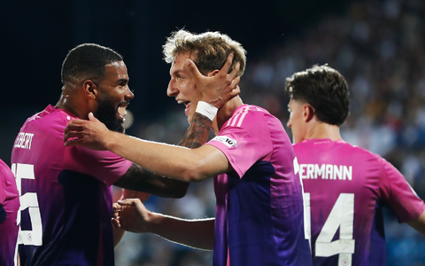 Zwischenzeitlich fiel ein Flutlicht aus. - Foto: Branislav Racko/dpa