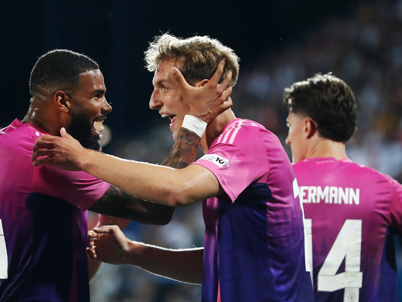 Zwischenzeitlich fiel ein Flutlicht aus. - Foto: Branislav Racko/dpa