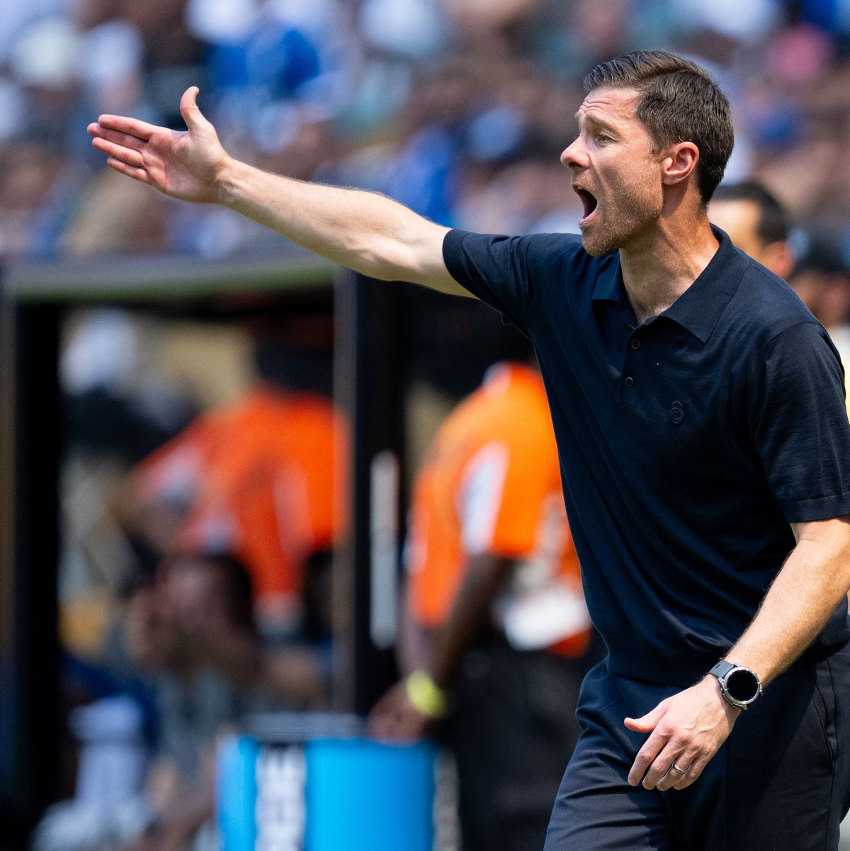 Engagiert am Spielfeldrand beim Real-Debüt: Xabi Alonso. - Foto: Sven Hoppe/dpa