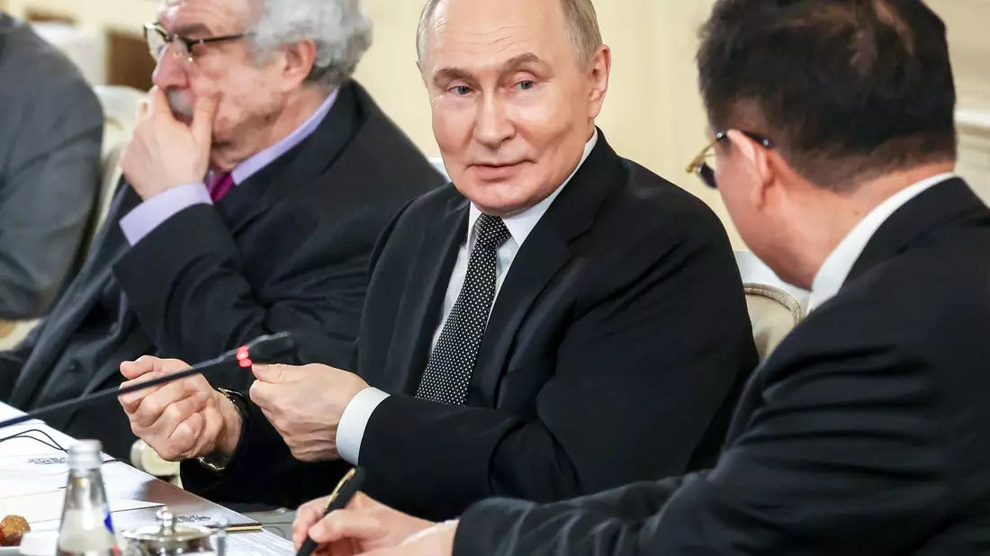 Der russische Präsident antwortet auf Fragen von Vertretern internationaler Nachrichtenagenturen. - Bild: Vyacheslav Prokofyev/Pool Sputnik Kremlin/AP/dpa