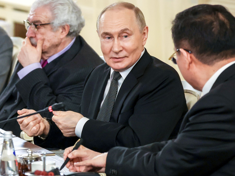 Der russische Präsident antwortet auf Fragen von Vertretern internationaler Nachrichtenagenturen. - Foto: Vyacheslav Prokofyev/Pool Sputnik Kremlin/AP/dpa