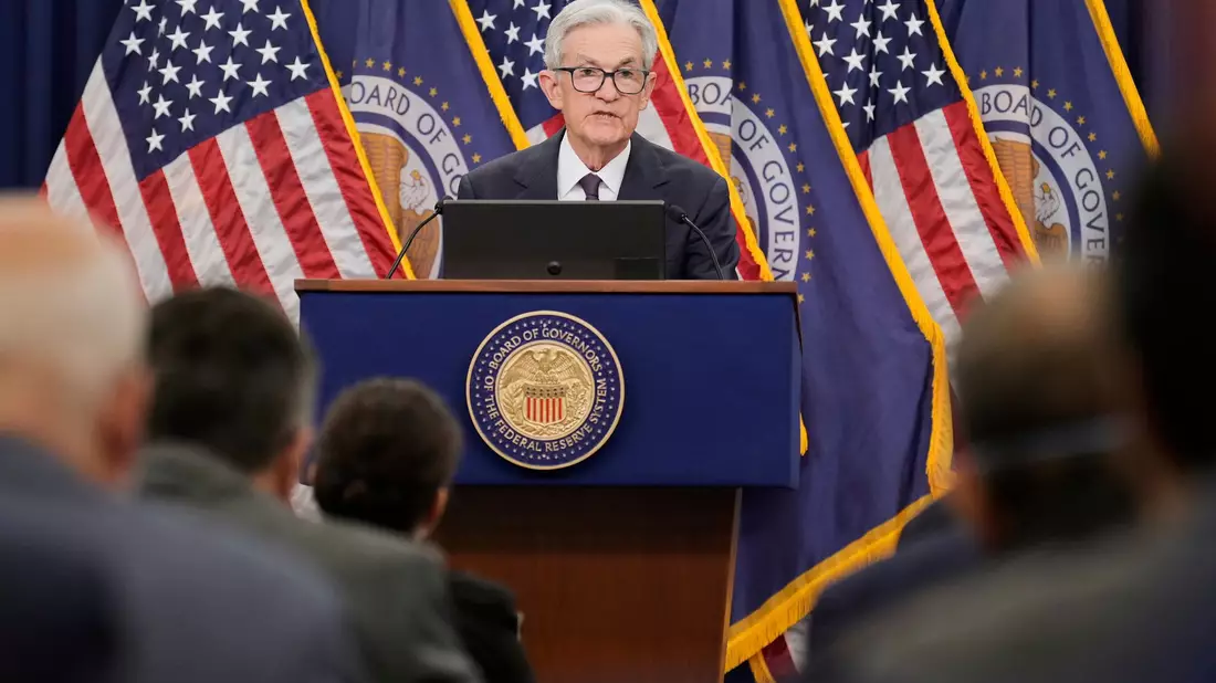 Die Federal Reserve mischt sich nicht in die Politik ein - doch die von US-Präsident Donald Trumps Zollpolitik ausgelöste Unsicherheit macht es den Notenbankern schwer, ihren Kurs festzulegen. - Bild: Mark Schiefelbein/AP/dpa