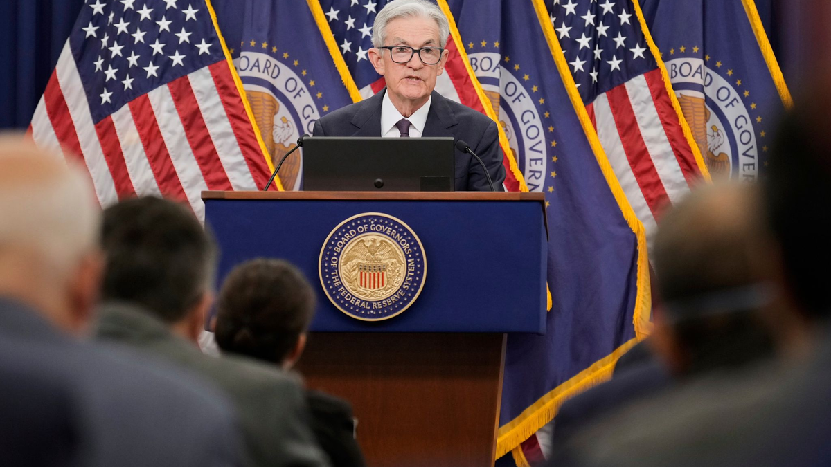 Die Federal Reserve mischt sich nicht in die Politik ein - doch die von US-Präsident Donald Trumps Zollpolitik ausgelöste Unsicherheit macht es den Notenbankern schwer, ihren Kurs festzulegen. - Foto: Mark Schiefelbein/AP/dpa