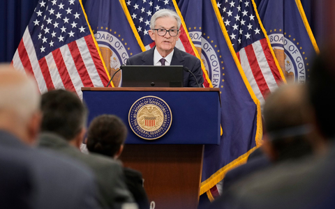 Die Federal Reserve mischt sich nicht in die Politik ein - doch die von US-Präsident Donald Trumps Zollpolitik ausgelöste Unsicherheit macht es den Notenbankern schwer, ihren Kurs festzulegen. - Foto: Mark Schiefelbein/AP/dpa