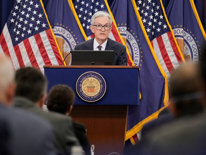 Die Federal Reserve mischt sich nicht in die Politik ein - doch die von US-PrÀsident Donald Trumps Zollpolitik ausgelöste Unsicherheit macht es den Notenbankern schwer, ihren Kurs festzulegen. - Foto: Mark Schiefelbein/AP/dpa