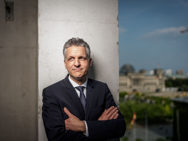 Wie können die Milliardenlöcher im Haushalt gestopft werden? Kanzleramtsminister Thorsten Frei (CDU) meint: Nicht mit Steuererhöhungen. (Archivbild) - Foto: Michael Kappeler/dpa