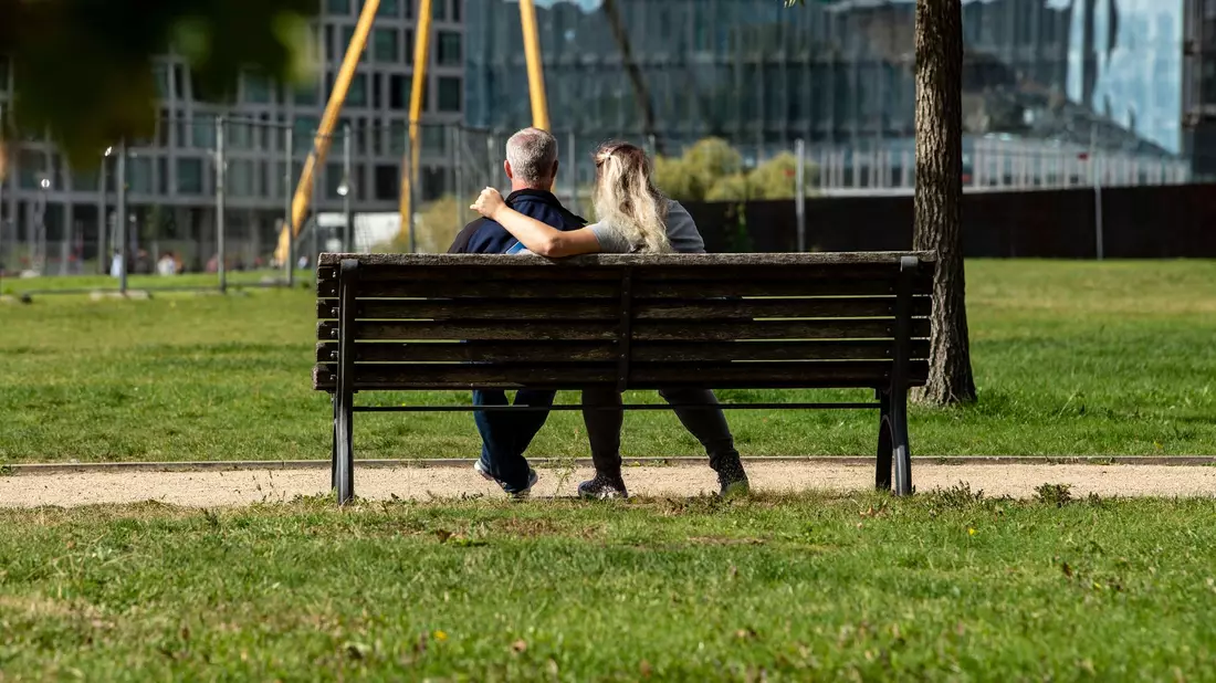 Die Zufriedenheit in Beziehungen kann teils binnen kurzer Zeit stark schwanken. Das ist ein zentrales Ergebnis einer psychologischen Studie unter Federführung der Uni Mainz. (Symbolfoto) - Bild: Paul Zinken/dpa