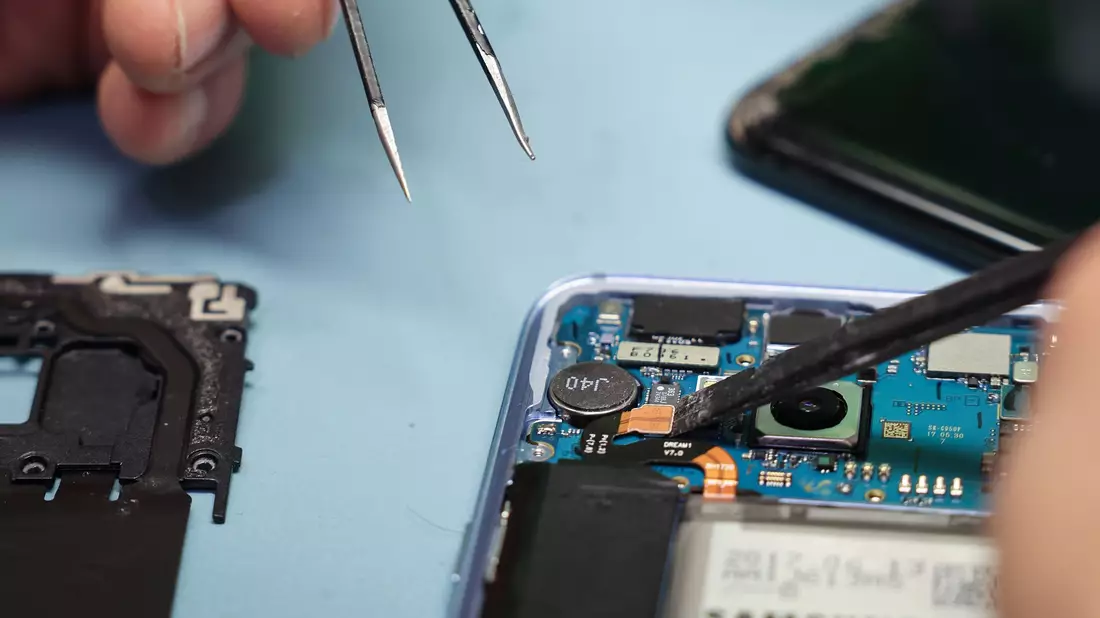 Ab dem 20. Juni sollen Kundinnen und Kunden mit dem Energielabel wissen, wie leicht ein Handy zu reparieren ist. (Symbolbild) - Bild: Christian Charisius/dpa