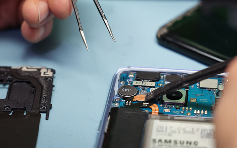 Ab dem 20. Juni sollen Kundinnen und Kunden mit dem Energielabel wissen, wie leicht ein Handy zu reparieren ist. (Symbolbild) - Foto: Christian Charisius/dpa