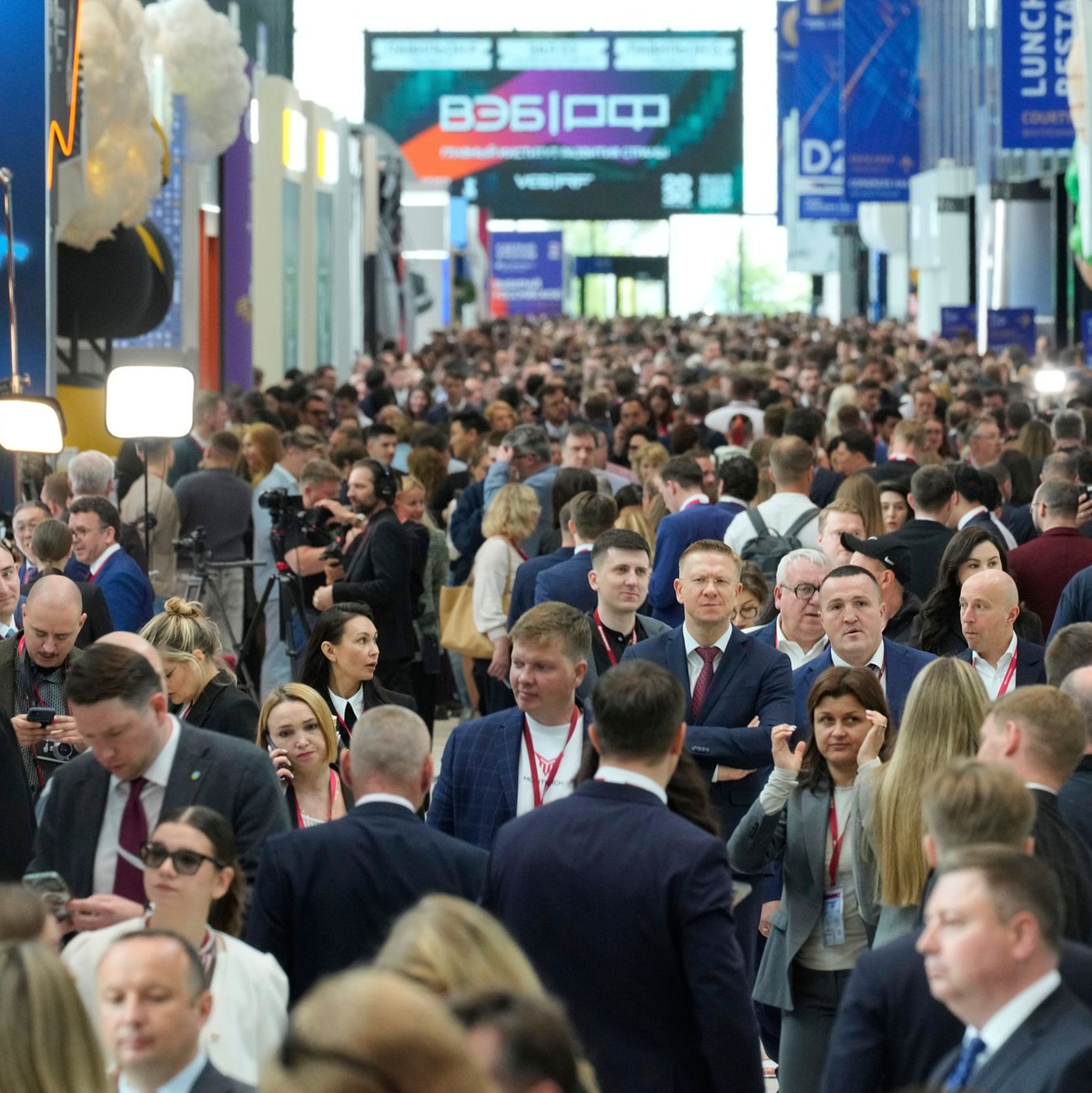 Beim Wirtschaftsforum will Russland den Eindruck widerlegen, dass es international isoliert sei. - Foto: Dmitri Lovetsky/AP/dpa