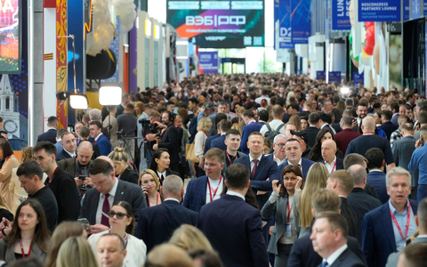 Russische Unternehmer und Konzerne präsentieren beim Petersburger Internationalen Wirtschaftsforum ihre neuesten Errungenschaften. - Foto: Dmitri Lovetsky/AP/dpa