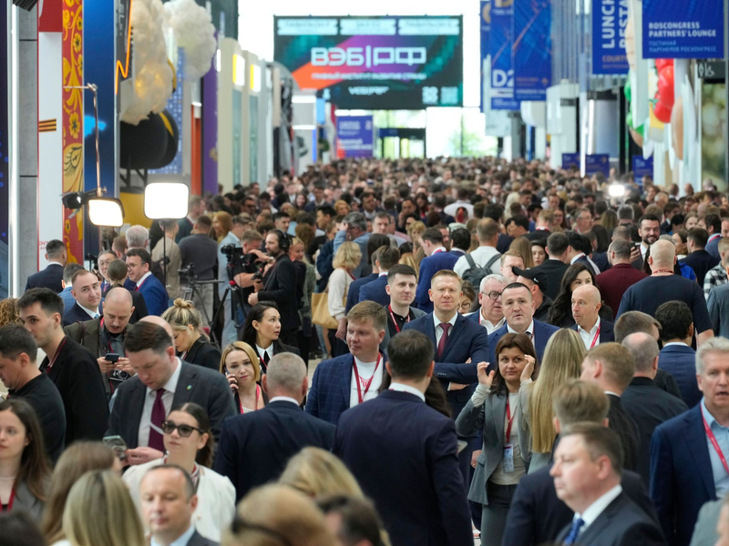 Russische Unternehmer und Konzerne präsentieren beim Petersburger Internationalen Wirtschaftsforum ihre neuesten Errungenschaften. - Foto: Dmitri Lovetsky/AP/dpa