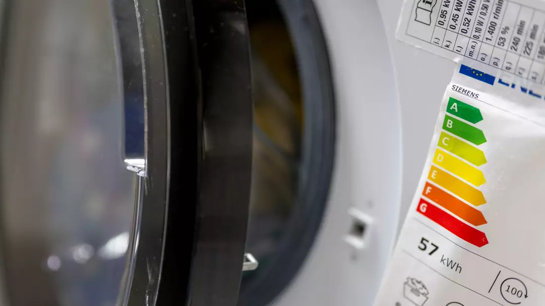Auf Waschmaschinen klebt die Energieeffizienzskala schon seit Jahren. (Symboldbild) - Bild: Monika Skolimowska/dpa