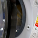 Auf Waschmaschinen klebt die Energieeffizienzskala schon seit Jahren. (Symboldbild) - Foto: Monika Skolimowska/dpa