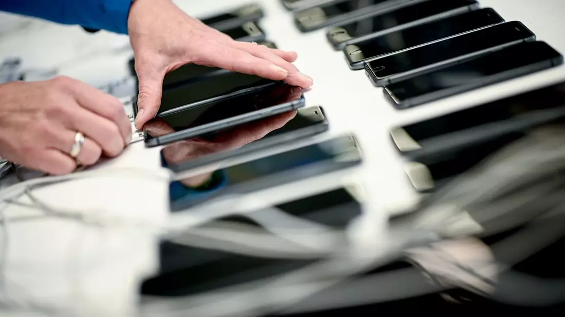 Verbraucherinnen und Verbraucher sollen Smartphones in Zukunft besser vergleichen können. (Symbolbild) - Bild: Britta Pedersen/dpa