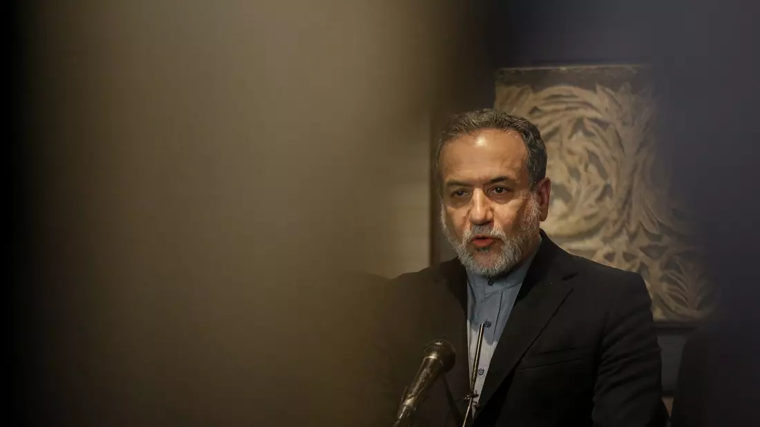 Der iranische Außenminister Abbas Araghtschi wird nach dpa-Informationen am Freitag in Genf erwartet. (Archivbild) - Bild: Marwan Naamani/dpa