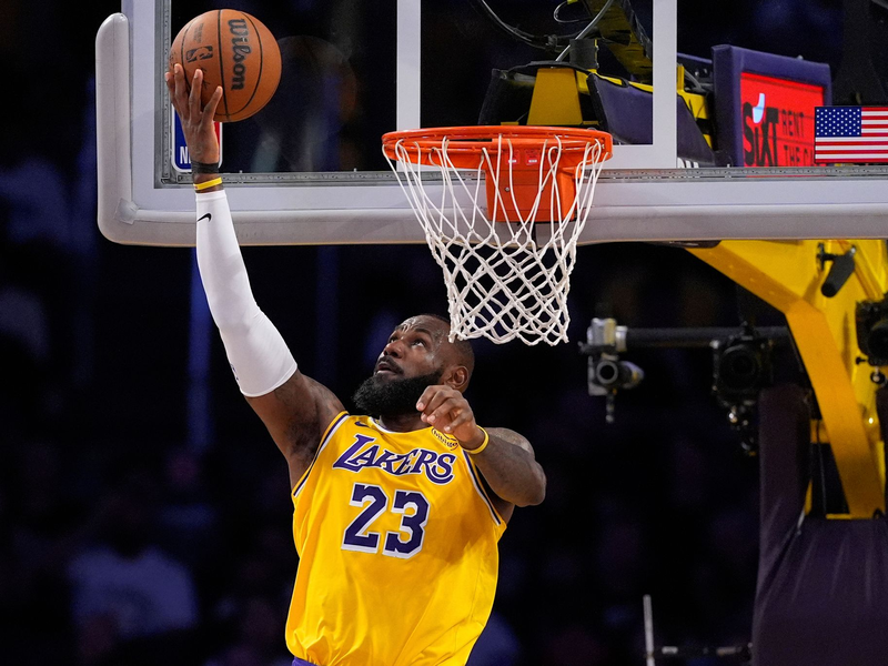 Basketball-Superstar LeBron James und die Los Angeles Lakers sollen einen neuen Eigentümer bekommen. - Foto: Mark J. Terrill/AP/dpa