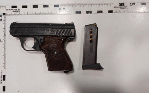 BPOLI DD: Schreckschusspistole im Hauptbahnhof Dresden sichergestellt - Frau ohne Waffenschein erwischt - Foto: presseportal.de BPOLI DD: Schreckschusspistole im Hauptbahnhof Dresden sichergestellt - Frau ohne Waffenschein erwischt - Foto: presseportal.de