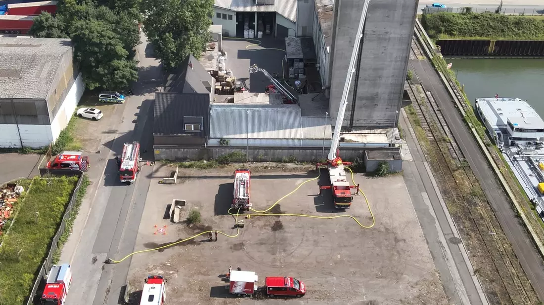 FW-E: Langanhaltender Brandeinsatz in Getreidemühle - Glutnester erschweren Löscharbeiten - Bild: presseportal.de