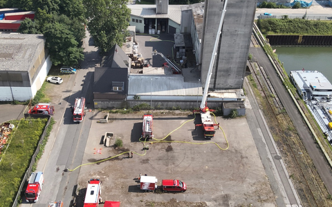 FW-E: Langanhaltender Brandeinsatz in Getreidemühle - Glutnester erschweren Löscharbeiten - Foto: presseportal.de FW-E: Langanhaltender Brandeinsatz in Getreidemühle - Glutnester erschweren Löscharbeiten - Foto: presseportal.de